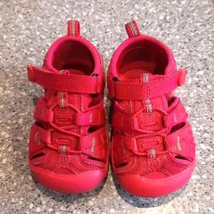 Size 4 toddler keen shoes